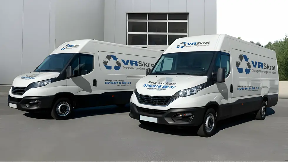 Två skåpbilar av märket Mercedes-Benz Sprinter som används för transport av metallskrot med företagets VR Skrot-logotyp.