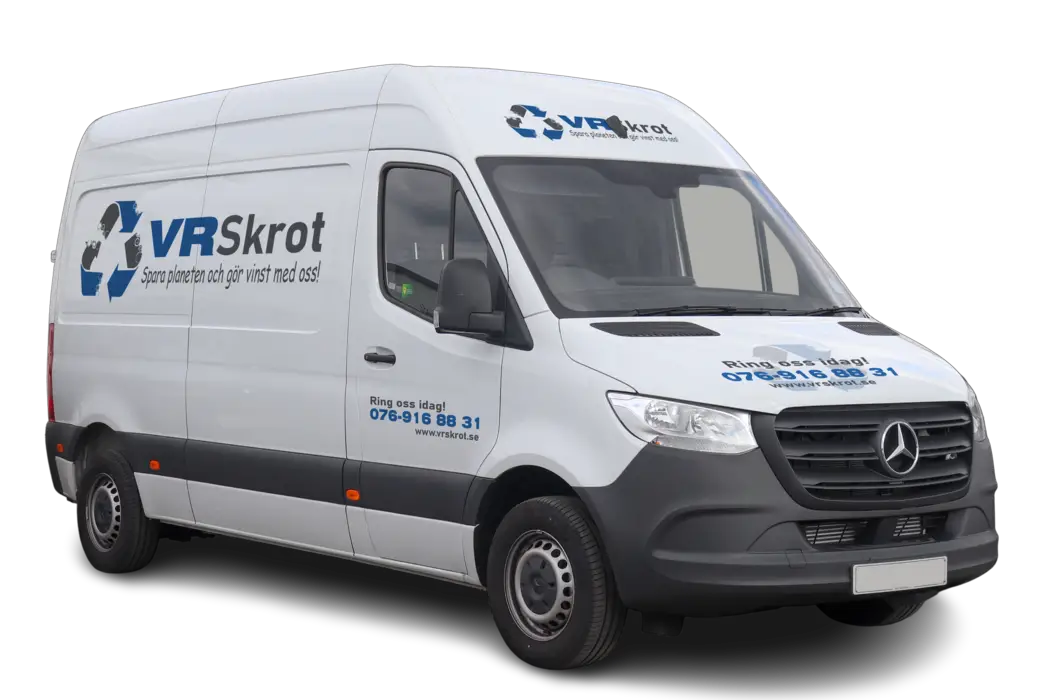 Skåpbil av märket Mercedes-Benz Sprinter som används för transport av metallskrot med företagets VR Skrot-logotyp.